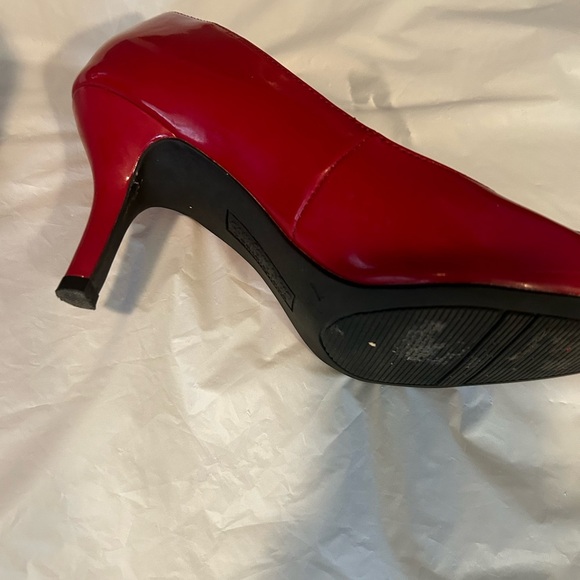 Preowned….. ComfortPlus size 7. Red with gold buckle. Still is good condition. - Picture 3 of 8